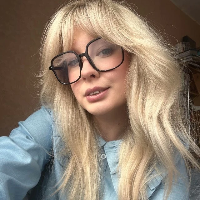 Вероника Николаевна в очках и голубой рубашке